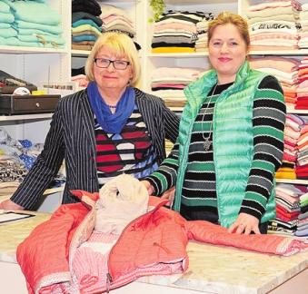 Petty Moden-Geschäftsinhaberin Margot Pöhlke arbeitet bereits mit ihrer Nachfolgerin Helene Helmel zusammen. Foto: Kasdorff Petty Moden-Geschäftsinhaberin Margot Pöhlke arbeitet bereits mit ihrer Nachfolgerin Helene Helmel zusammen. Foto: Kasdorff