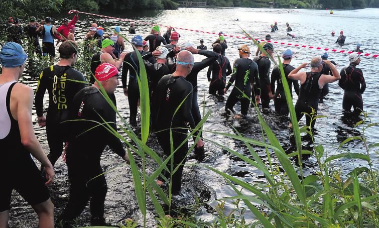 Nur wenige Triathleten gehen ohne Neopren-Anzug als Schutz gegen Kälte ins Wasser. Nur wenige Triathleten gehen ohne Neopren-Anzug als Schutz gegen Kälte ins Wasser.
