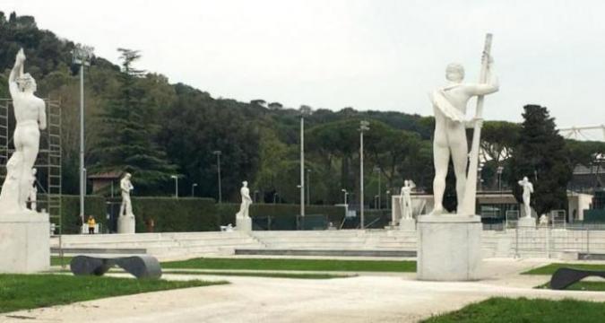 Auf dieser Anlage, umringt von Pinien und Monumentalstatuen, kann man eigentlich nur perfekt spielen. Auf dieser Anlage, umringt von Pinien und Monumentalstatuen, kann man eigentlich nur perfekt spielen.