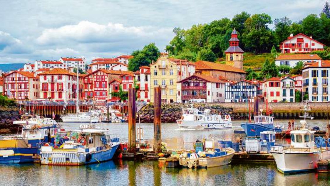 Eigenwillig baskisch und architektonisch ein Schmuckstück: Saint-Jean-de-Luz im Golf von Biskaya. Eigenwillig baskisch und architektonisch ein Schmuckstück: Saint-Jean-de-Luz im Golf von Biskaya.