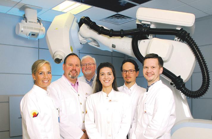 Dr. Fabian Fehlauer (2. v. l. ) inmitten seines (fast) kompletten Ärzteteams im Strahlenzentrum Hamburg Foto: Pr. Dr. Fabian Fehlauer (2. v. l. ) inmitten seines (fast) kompletten Ärzteteams im Strahlenzentrum Hamburg Foto: Pr.