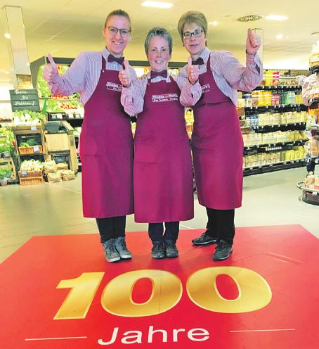 Anlässlich des 100-jährigen Jubiläums empfangen Hilke Hartig, Dorle Thalmann-Draeger und Ulrike Cordes (von links) ihre Kunden am Eingang mit einem „roten Teppich“. Foto: Susanne Laudien Anlässlich des 100-jährigen Jubiläums empfangen Hilke Hartig, Dorle Thalmann-Draeger und Ulrike Cordes (von links) ihre Kunden am Eingang mit einem „roten Teppich“. Foto: Susanne Laudien
