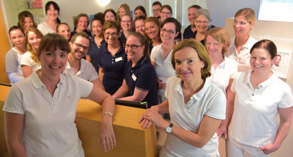 Dr. med. Daniela Kasche, Dr. med. Christine Bruning, Dr. med. Aline Wagner (vorne) und das gesamte Praxisteam heißen ihre Patienten an zwei Standorten im Hamburger Westen willkommen