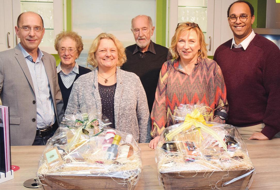 Birgit Trede (vorne l.) und Renata Dziwis (vorne r.) erhielten Präsentkörbe von der Familie Scheffler für 20 Jahre Mitarbeit im „KüchenCentrum Potschien“ Foto: Kuno Klein Birgit Trede (vorne l.) und Renata Dziwis (vorne r.) erhielten Präsentkörbe von der Familie Scheffler für 20 Jahre Mitarbeit im „KüchenCentrum Potschien“ Foto: Kuno Klein