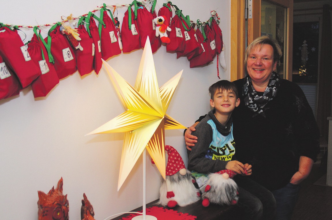 Anke Mortschin, hier mit Kian, erzählt: „Als Erstes muss der selbst gemachte Adventskalender hängen. Darüber freuen sich die Kinder riesig“                      Fotos: SOS Kinderdorf Anke Mortschin, hier mit Kian, erzählt: „Als Erstes muss der selbst gemachte Adventskalender hängen. Darüber freuen sich die Kinder riesig“                      Fotos: SOS Kinderdorf
