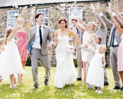 Ein gelungener Hochzeitstag lässt Brautpaar und Angehörigen strahlen Foto: djd/DerGugl/thx Ein gelungener Hochzeitstag lässt Brautpaar und Angehörigen strahlen Foto: djd/DerGugl/thx