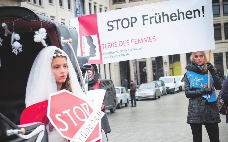 Wenn es Sommer wird in Deutschland, wird es für manche Mädchen mit Migrationshintergrund kritisch: Als Schulmädchen reisen sie in die großen Ferien, als Ehefrauen kehren sie zurück. Seit 2003 engagiert sich Terre des Femmes gegen Zwangsheirat und Frühehen. IMAGO/UWE STEINERT