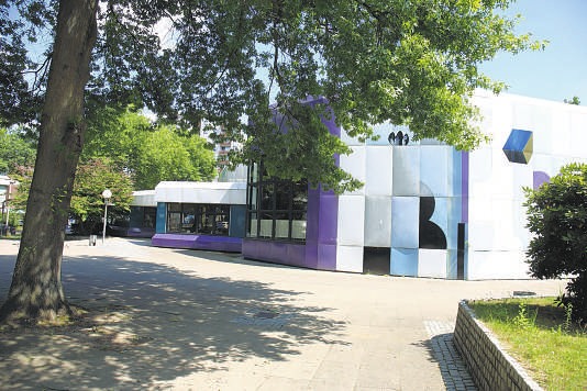Die besondere Bemalung von Hans Kock am Gemeindezentrum Mümmelmannsberg soll saniert werden Die besondere Bemalung von Hans Kock am Gemeindezentrum Mümmelmannsberg soll saniert werden