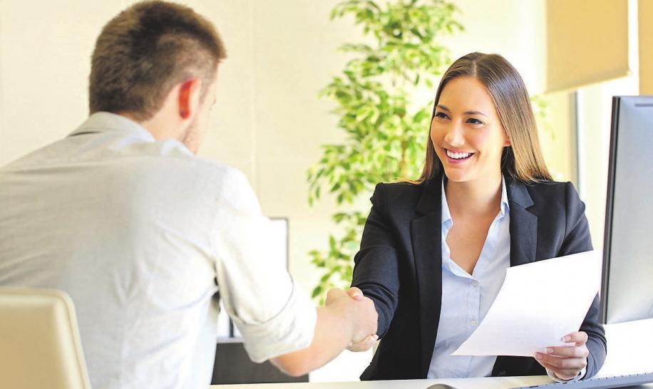 Begegnung auf Augenhöhe - Diese Chefin und ihr Mitarbeiter sind sich einig geworden. Nur wenn der Abschluss für beide Seiten stimmt, kann das Unternehmen davon profitieren. Foto: Antonioguillem (fotolia.de) Begegnung auf Augenhöhe - Diese Chefin und ihr Mitarbeiter sind sich einig geworden. Nur wenn der Abschluss für beide Seiten stimmt, kann das Unternehmen davon profitieren. Foto: Antonioguillem (fotolia.de)