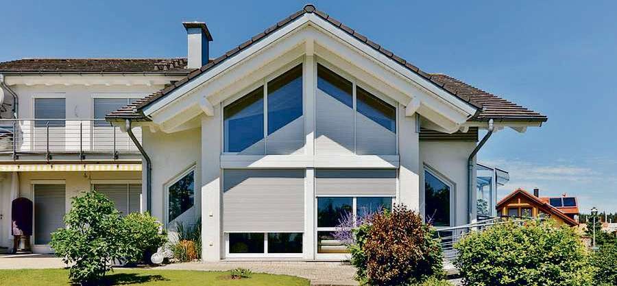 Großzügige Fensterflächen mit der passenden Beschattungslösung prägen die Optik eines Eigenheims und tragen zu seiner Wertsteigerung bei Foto: djd/Schanz Rollladensysteme Großzügige Fensterflächen mit der passenden Beschattungslösung prägen die Optik eines Eigenheims und tragen zu seiner Wertsteigerung bei Foto: djd/Schanz Rollladensysteme