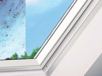 Eine hauchdünne, nicht sichtbare Beschichtung auf der Außenscheibe verhindert die Ablagerung von Schmutz Eine hauchdünne, nicht sichtbare Beschichtung auf der Außenscheibe verhindert die Ablagerung von Schmutz