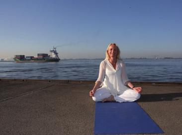 Antje Reuter beim Yoga an der Elbe