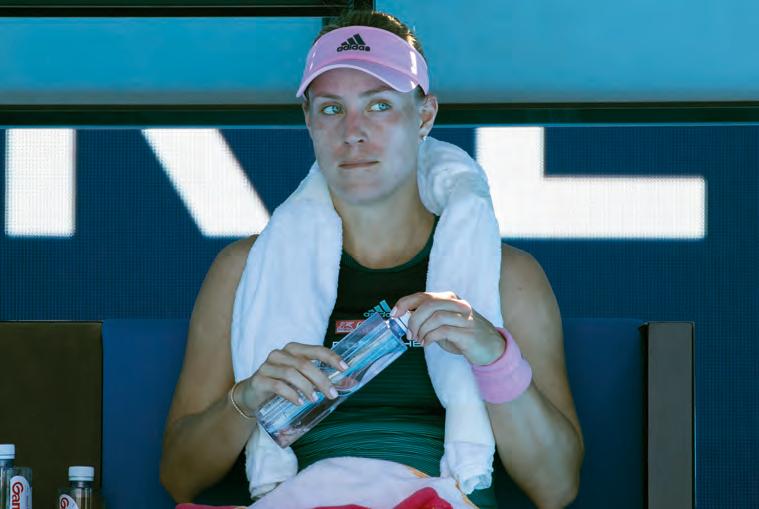 Ratlos, verzweifelt, ohne Aufschlag. Aus im Achtelfinale für Angelique Kerber. Foto: Jürgen Hasenkopf Ratlos, verzweifelt, ohne Aufschlag. Aus im Achtelfinale für Angelique Kerber. Foto: Jürgen Hasenkopf