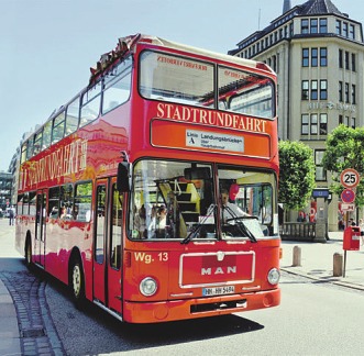 Wer möchte, kann am Hauptbahnhof aus dem Zug direkt in den roten Bus umsteigen Wer möchte, kann am Hauptbahnhof aus dem Zug direkt in den roten Bus umsteigen