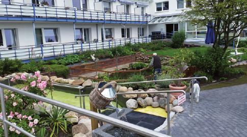 Blick in den Garten mit Arm- und Wassertretbecken