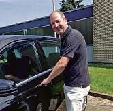 Autohaus Dreyer-Serviceberater Jörg Schinke bei der Fahrzeugannahme Dreyer Autohaus Dreyer-Serviceberater Jörg Schinke bei der Fahrzeugannahme Dreyer