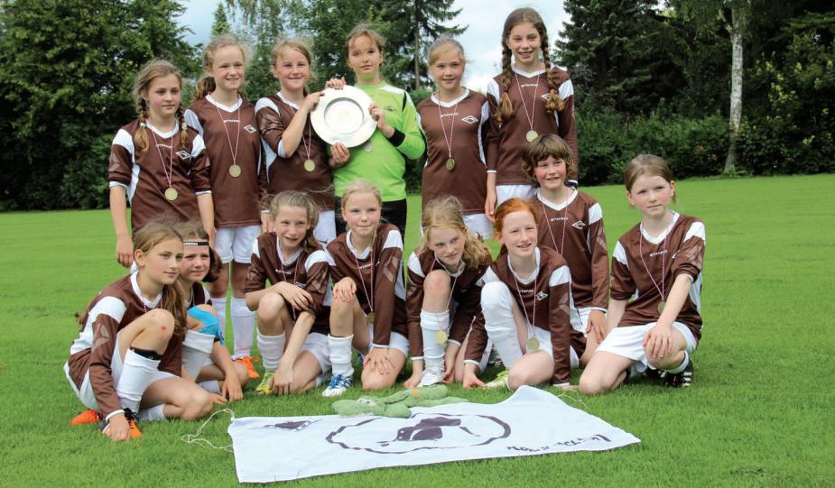 Die Mannschaft spielt bereits seit vier Jahren zusammen und freute sich über die Verleihung der Meisterschale