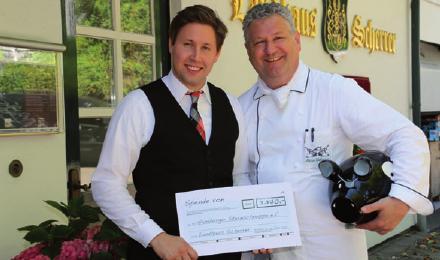 Heinz Wehmann und sein Sohn Julian mit dem Spendenscheck