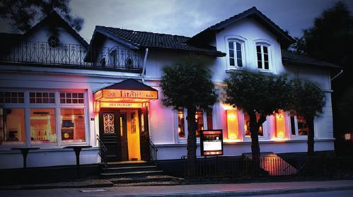Die gemütlich beleuchtete Linde am Abend