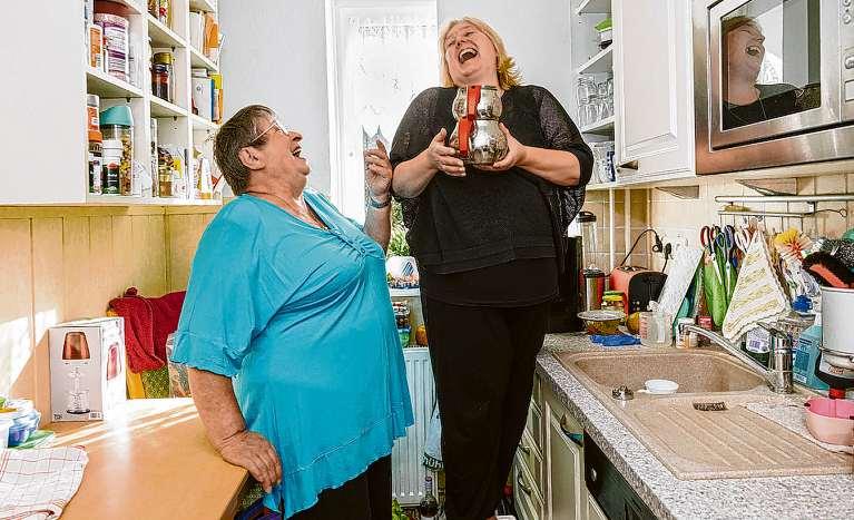 Willkommene Hilfe im Alltag erhält Erika Meger (l.) durch die Nachbarin Manuela Kluß Foto: Günther Willkommene Hilfe im Alltag erhält Erika Meger (l.) durch die Nachbarin Manuela Kluß Foto: Günther