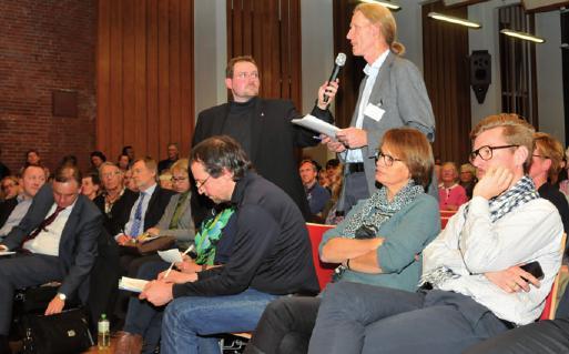 Bei der Diskussion in der Schule Iserbarg mussten sich Kommunalpolitiker und Vertreter aus der Verwaltung viele kritische Kommentare und Fragen anhören.