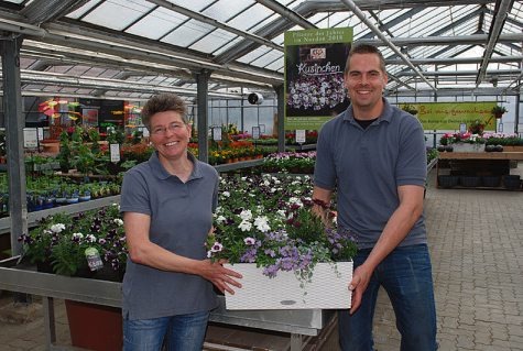 Martina Fitz und Christian Bade haben Musterkästen bepflanzt Martina Fitz und Christian Bade haben Musterkästen bepflanzt