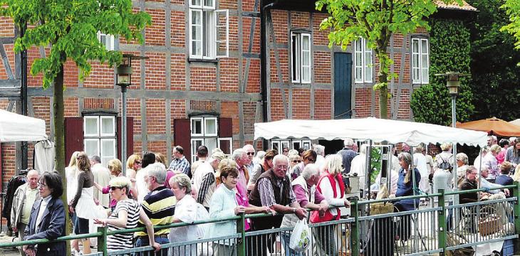 Pfingst-Spektakel mit traditionellem Handwerk rund um den Mühlenmarkt in Trittau Image 1 Pfingst-Spektakel mit traditionellem Handwerk rund um den Mühlenmarkt in Trittau Image 1