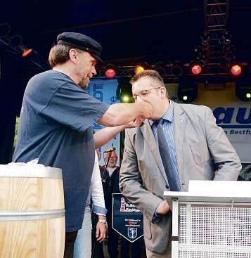 Der Matjes-Anbiss als Test für die Qualität des neuen Matjes hat in Glückstadt eine 50-jährige Tradition Der Matjes-Anbiss als Test für die Qualität des neuen Matjes hat in Glückstadt eine 50-jährige Tradition