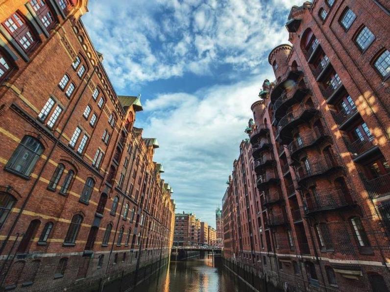 Die Speicherstadt mit ihrer Backsteinarchitektur wurde 2015 zum UNESCO-Weltkulturerbe erklärt. Foto: www.mediaserver.hamburg.de - Christian Spahrbier Die Speicherstadt mit ihrer Backsteinarchitektur wurde 2015 zum UNESCO-Weltkulturerbe erklärt. Foto: www.mediaserver.hamburg.de - Christian Spahrbier