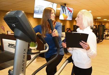 Unter fachkundiger und freundlicher Anleitung geht’s im Sports Club leicht zur Strandfigur Foto: Sports Club Unter fachkundiger und freundlicher Anleitung geht’s im Sports Club leicht zur Strandfigur Foto: Sports Club