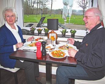 Ehepaar Ursula und Friedrich Kausch aus Ahrensburg lassen sich gern im Piccolino verwöhnen Foto: Frauke Pöhlsen Ehepaar Ursula und Friedrich Kausch aus Ahrensburg lassen sich gern im Piccolino verwöhnen Foto: Frauke Pöhlsen
