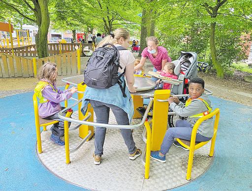 Eine andere Aktion im Juli: Der Elternverein engagiert sich für inklusive Spielplätze in Hamburg Eine andere Aktion im Juli: Der Elternverein engagiert sich für inklusive Spielplätze in Hamburg