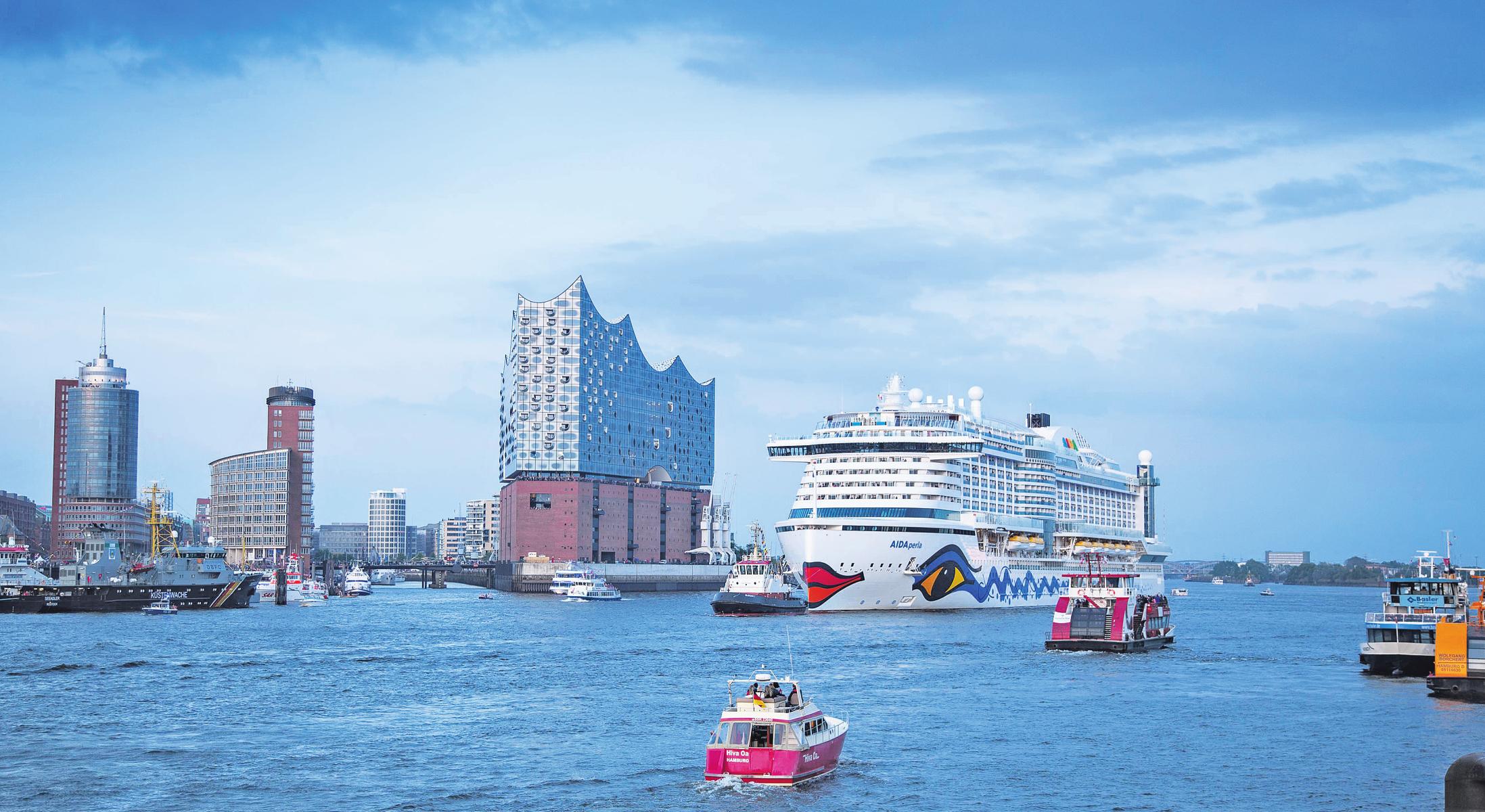 Wahrzeichen am Wasser: Vor der Elbphilharmonie defilieren auch im Laufe dieses Jahres wieder zahlreiche imposante Kreuzfahrtriesen aus aller Welt vorüber. Foto: AIDA Cruises Wahrzeichen am Wasser: Vor der Elbphilharmonie defilieren auch im Laufe dieses Jahres wieder zahlreiche imposante Kreuzfahrtriesen aus aller Welt vorüber. Foto: AIDA Cruises