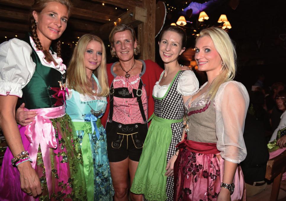 Fesch und klassisch: Friederike Barbrock-Berg, Tamara Gomille, Carola Kippenberger, Nathalie Dunger und Tina Hintze