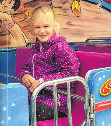 Mutig und voller Stolz fährt diese kleine Saselerin im fliegenden Teppich Mutig und voller Stolz fährt diese kleine Saselerin im fliegenden Teppich