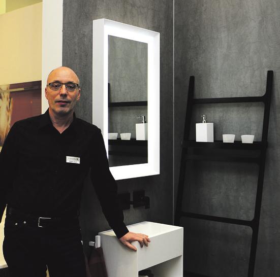 Badberater Holger Jarraß erläutert gern die Vorzüge der fugenlosen Hybrid-ceramic-Wandverkleidung von CERABOND, die sowohl für die Dusche als auch die Waschtische eine tolle Lösung bietet Foto: Rahn Badberater Holger Jarraß erläutert gern die Vorzüge der fugenlosen Hybrid-ceramic-Wandverkleidung von CERABOND, die sowohl für die Dusche als auch die Waschtische eine tolle Lösung bietet Foto: Rahn