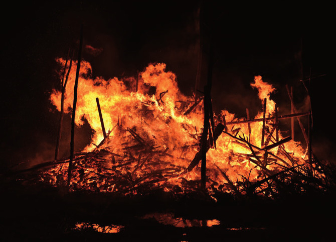 Osterfeuer am Blankeneser Elbufer