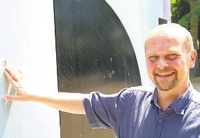 Pastor Stephan Thieme zeigt auf eine notdürftig ausgebesserte Stelle, die von Rost befallen ist Fotos: Timm Pastor Stephan Thieme zeigt auf eine notdürftig ausgebesserte Stelle, die von Rost befallen ist Fotos: Timm