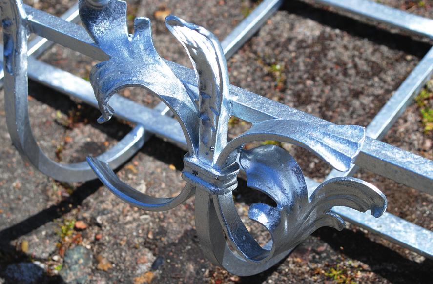 Das ist gute alte schmiedeeiserne Handwerkskunst: Seit Jahrhunderten stellen Metallbauer kunstvolle Arbeiten, zum Beispiel dieses schöne Zaun-Detail, her Das ist gute alte schmiedeeiserne Handwerkskunst: Seit Jahrhunderten stellen Metallbauer kunstvolle Arbeiten, zum Beispiel dieses schöne Zaun-Detail, her