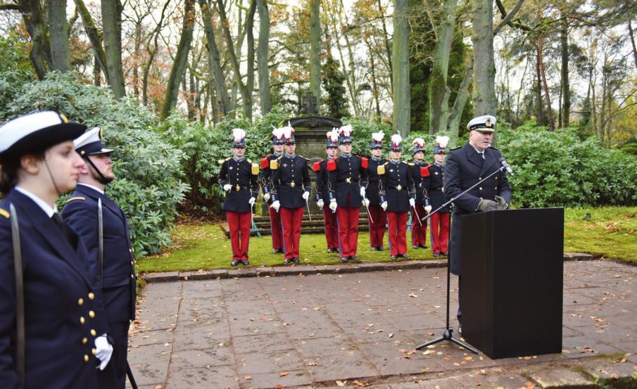 Konteradmiral Carsten Stawitzki spricht auf dem Blankeneser Friedhof zu Soldaten der an beiden Weltkriegen teilnehmenden Nationen. Unter den Gästen der französische Generalkonsul Laurent Toulouse und der amerika - nische Militärattaché.