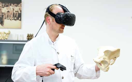 Zur exakten Operationsplanung und auch während des Eingriffs setzt Prof. Großterlinden auf modernste 3DVirtualisierungstechnik Zur exakten Operationsplanung und auch während des Eingriffs setzt Prof. Großterlinden auf modernste 3DVirtualisierungstechnik