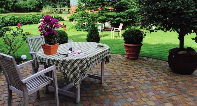 Gepflasterte Terrasse