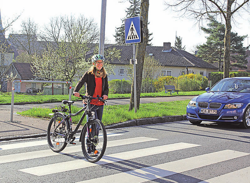 Wer absteigt wird zum Fußgänger und hat damit auf Zebrastreifen Vorrang vor den Autofahrern. Foto: ampnet Wer absteigt wird zum Fußgänger und hat damit auf Zebrastreifen Vorrang vor den Autofahrern. Foto: ampnet