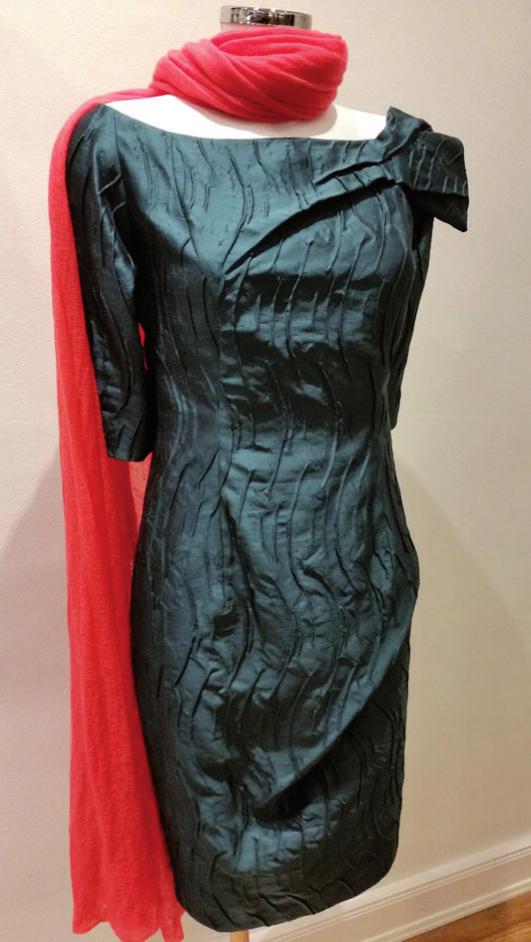 Cocktailkleid aus Seide mit Kaschmirschal