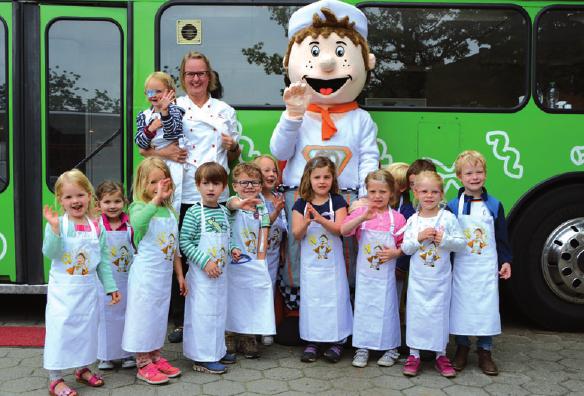 Sabine Möller von Bäcker Körner mit Kindern desevangelischen Kindergartens und dem „Bäckman“