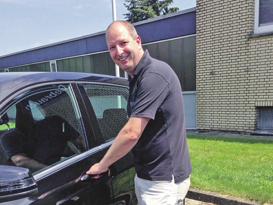 Autohaus Dreyer-Serviceberater Jörg Schinke bei der Fahrzeugannahme Foto: Dreyer Autohaus Dreyer-Serviceberater Jörg Schinke bei der Fahrzeugannahme Foto: Dreyer