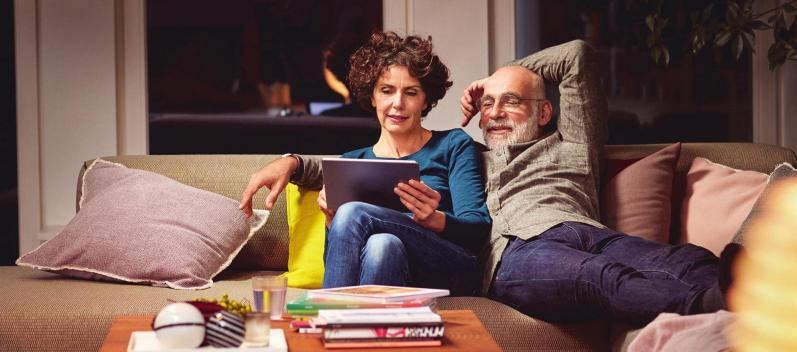 Auf dem Sofa sitzen und das Licht per Tablet dimmen – im Smart Home kein Problem! Auf dem Sofa sitzen und das Licht per Tablet dimmen – im Smart Home kein Problem!