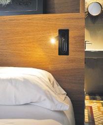 Ob horizontal oder vertikal angebracht: Die puristische Kopfteillampe LEDtube von Marset lässt sich um 360 Grad drehen und nach Gebrauch einfach einklappen Ob horizontal oder vertikal angebracht: Die puristische Kopfteillampe LEDtube von Marset lässt sich um 360 Grad drehen und nach Gebrauch einfach einklappen