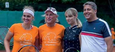 Vor dem großen Mixed? Ein bisschen vor sich hinlächeln, um die Gegner vollends zu verwirren. Foto: Holger Suhr Vor dem großen Mixed? Ein bisschen vor sich hinlächeln, um die Gegner vollends zu verwirren. Foto: Holger Suhr