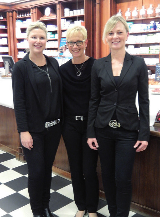 Mandy van Essen von SkinCeuticals, Apothekerin Simone Kolberg und Kosmetikerin Beate Biller führten durch die SkinCeuticals Ladies Night
